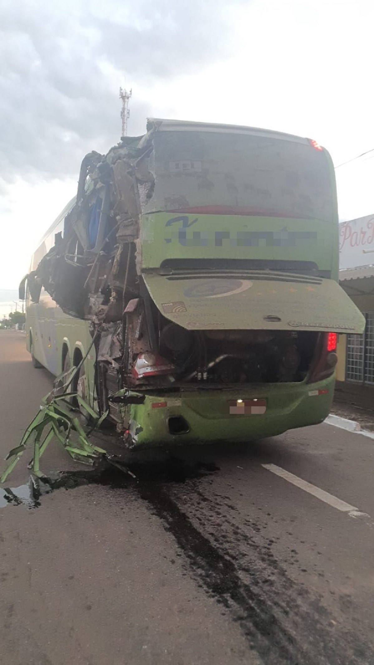 Acidente envolvendo dois ônibus, carreta e carro deixa quatro feridos na BR-153 