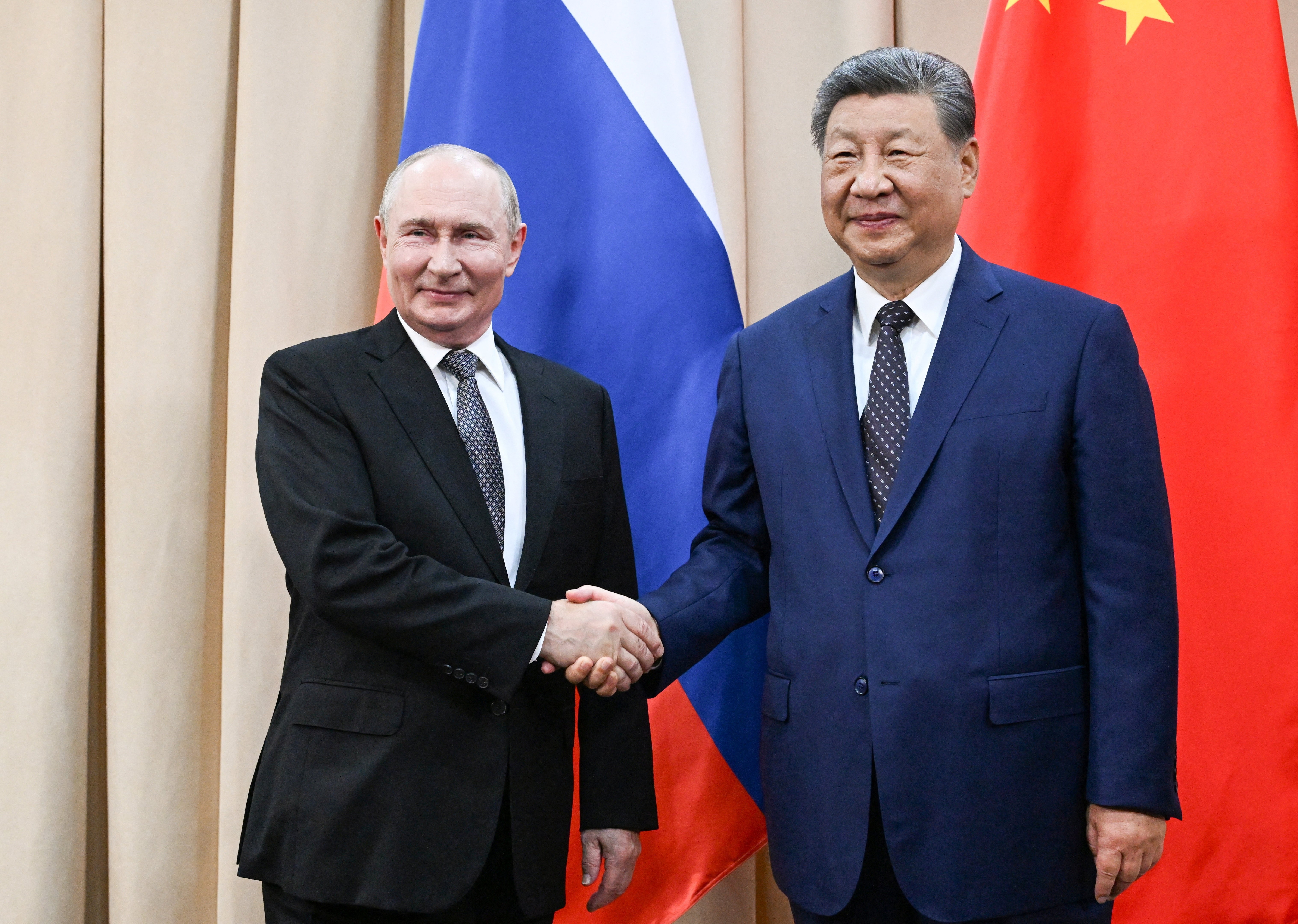 Xi Jinping se reúne com Putin em cúpula 'anti-EUA' no Quirguistão; Irã também participa