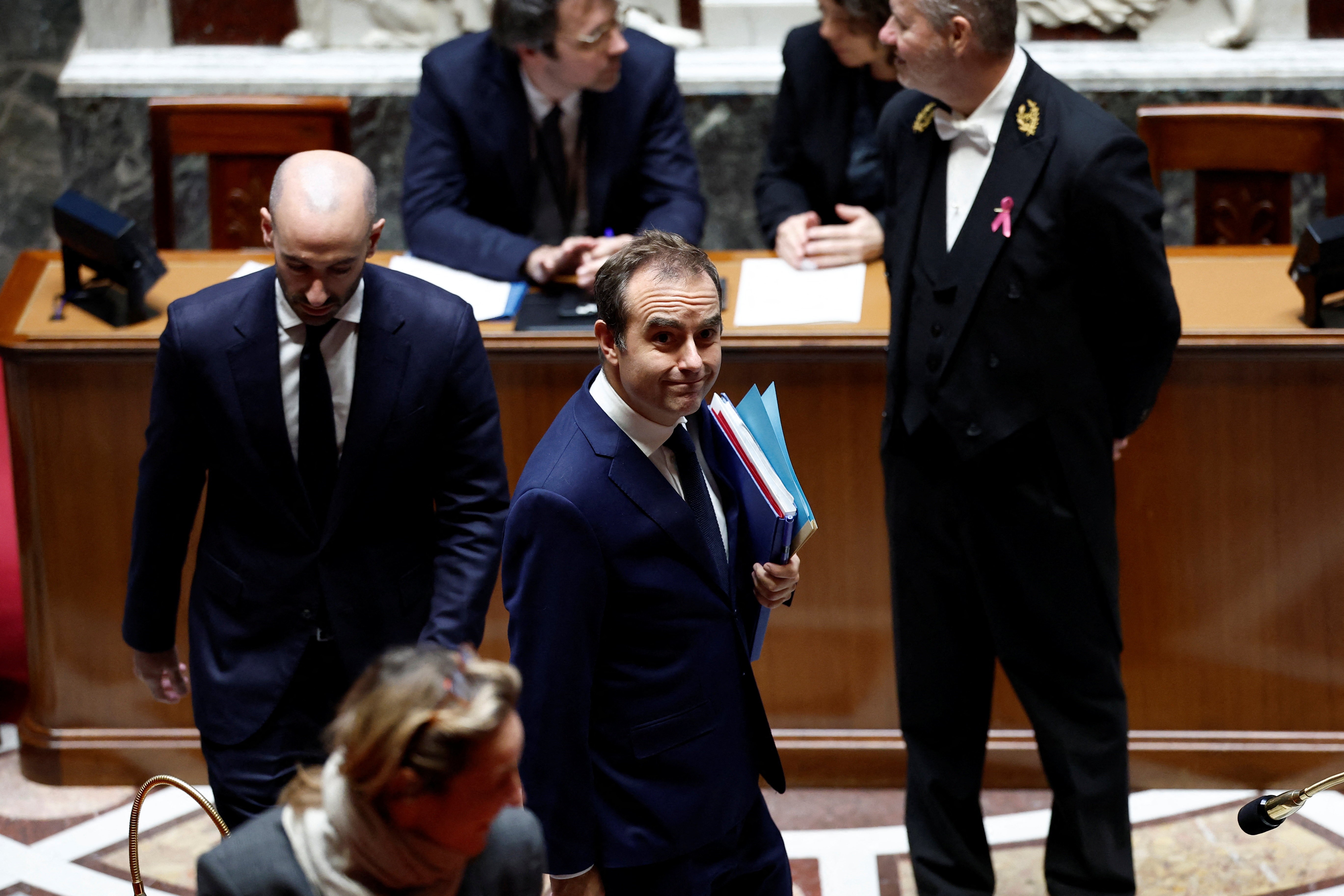 Premiê francês sobrevive a votos de desconfiança da direita e esquerda, e governo Macron ganha fôlego