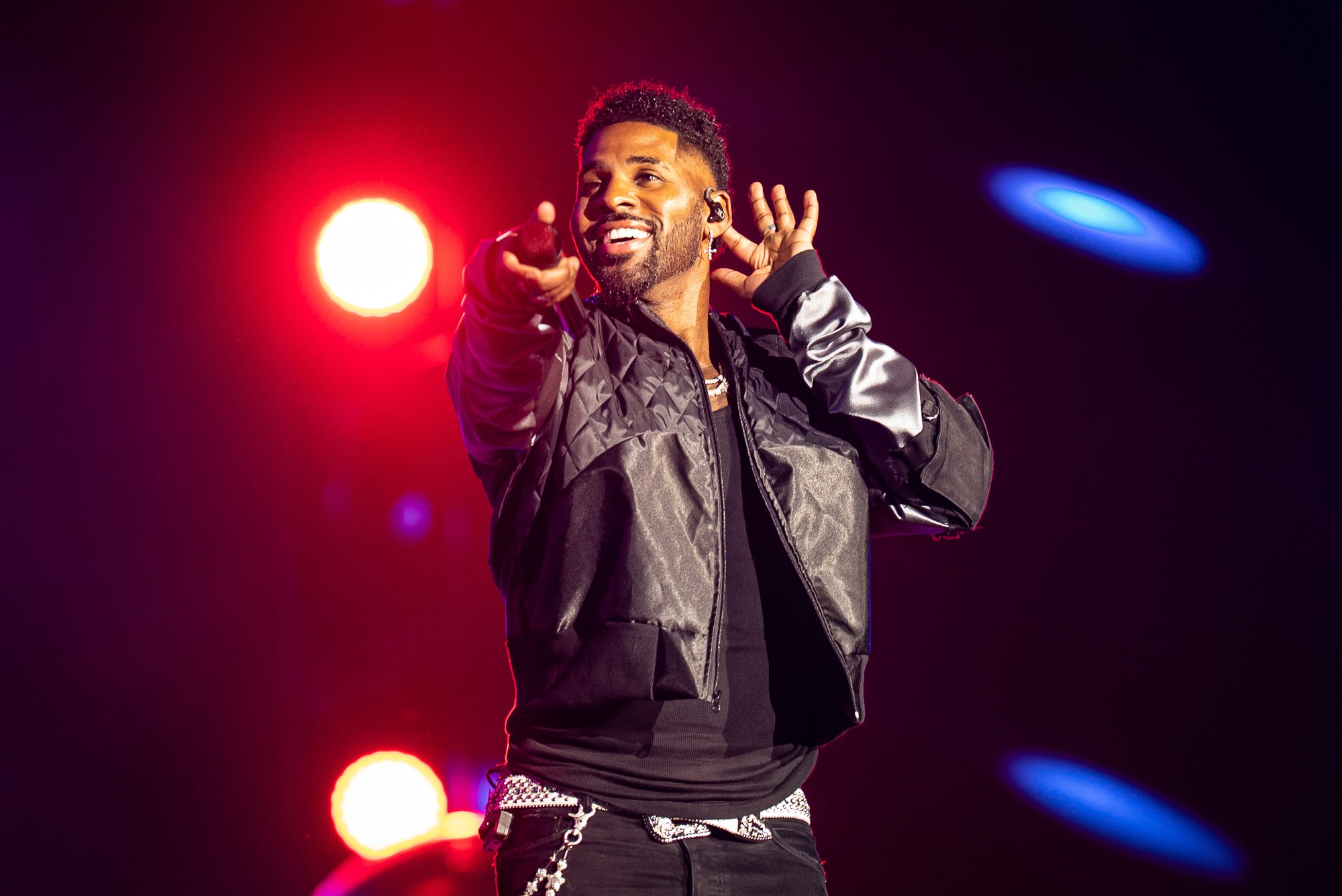 Jason Derulo canta pouco e sensualiza muito em show no The Town que parece criado por IA