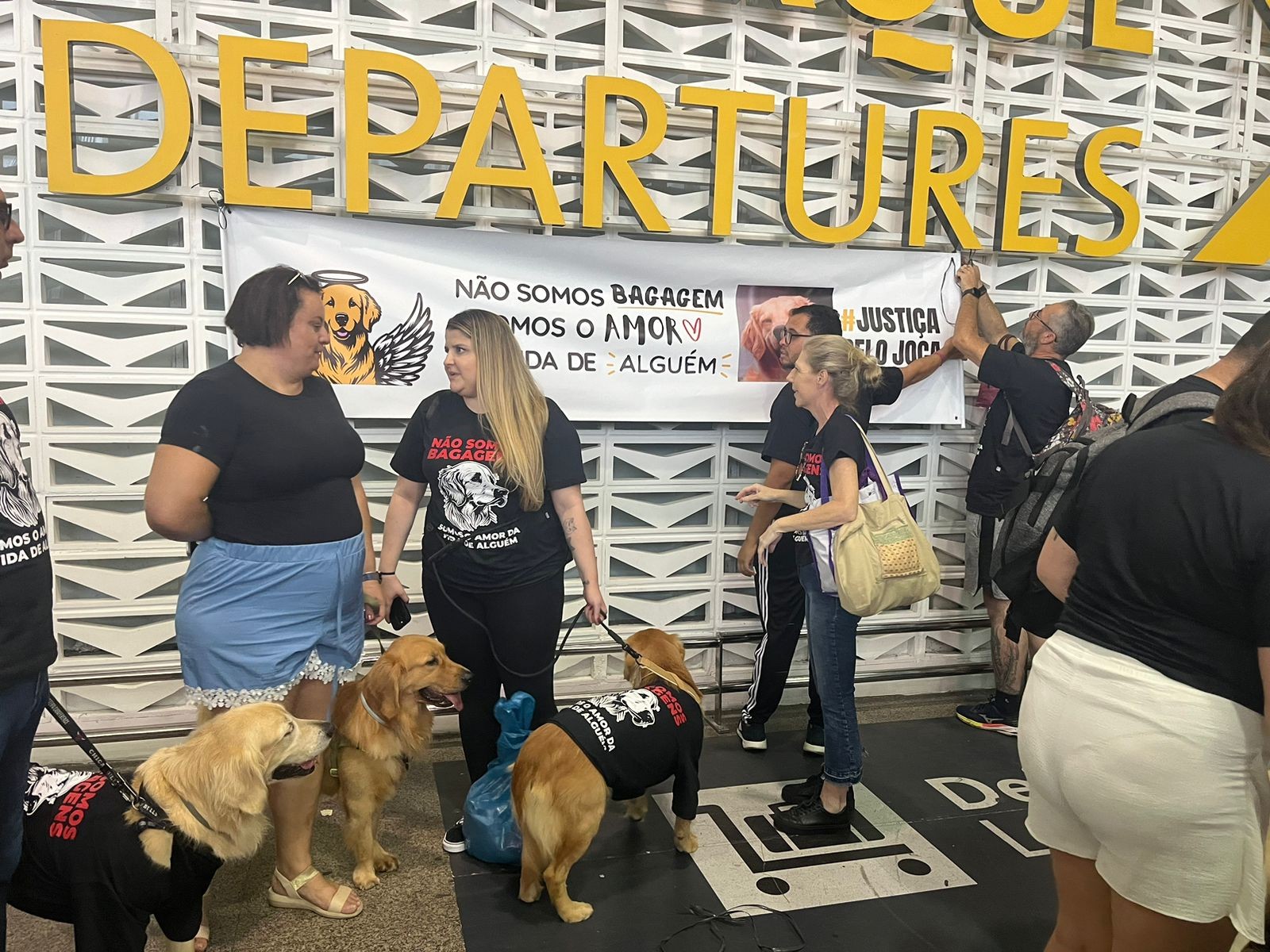 Cão Joca: Donos de pets e ONGs fazem ato nos aeroportos de Guarulhos e Congonhas por justiça pela morte do golden retriever