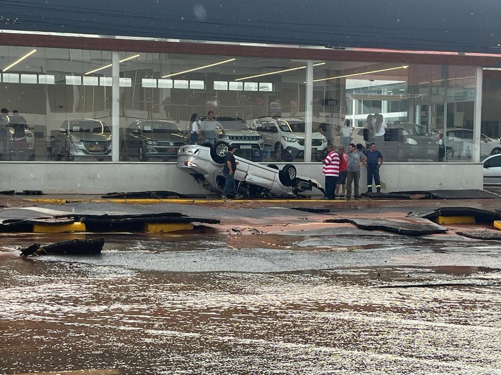 Depois que a enxurrada passou foi possível os estragos causados no asfalto da avenida em Bauru — Foto: Gabriel Sato/ TV TEM