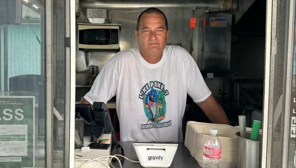 Daniel Kalahiki diz que os turistas são 'essenciais' para evitar que o desastre de Lahaina se espalhe.  — Foto: BBC