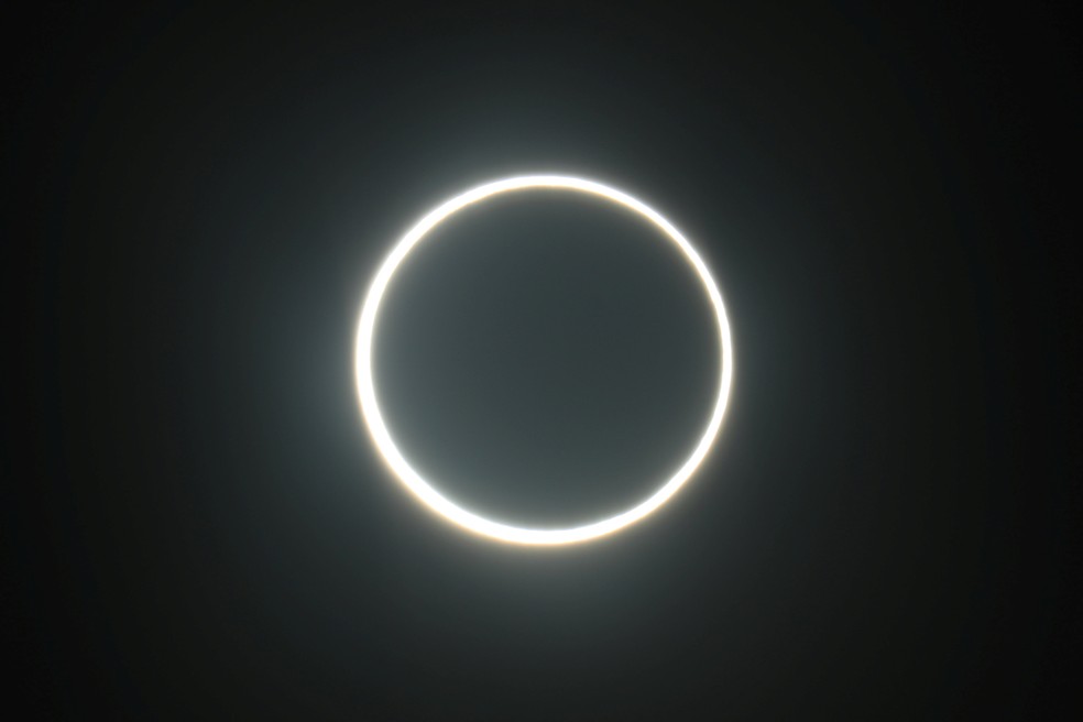 Lua passa entre o sol e a terra durante um eclipse solar anular em Abu Dhabi — Foto: REUTERS/Christopher Pike