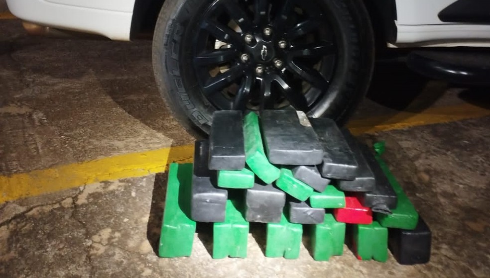 Mulher foi presa com 29 tabletes de maconha escondidos em mala de viagem, em Presidente Venceslau (SP) — Foto: Polícia Militar