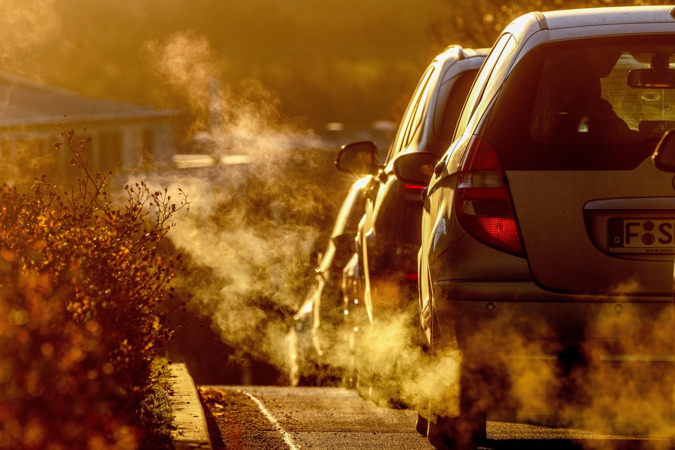 Poluição gerada pelos escapamentos de carros que circulam em uma estrada — Foto: AP Photo/Michael Probst