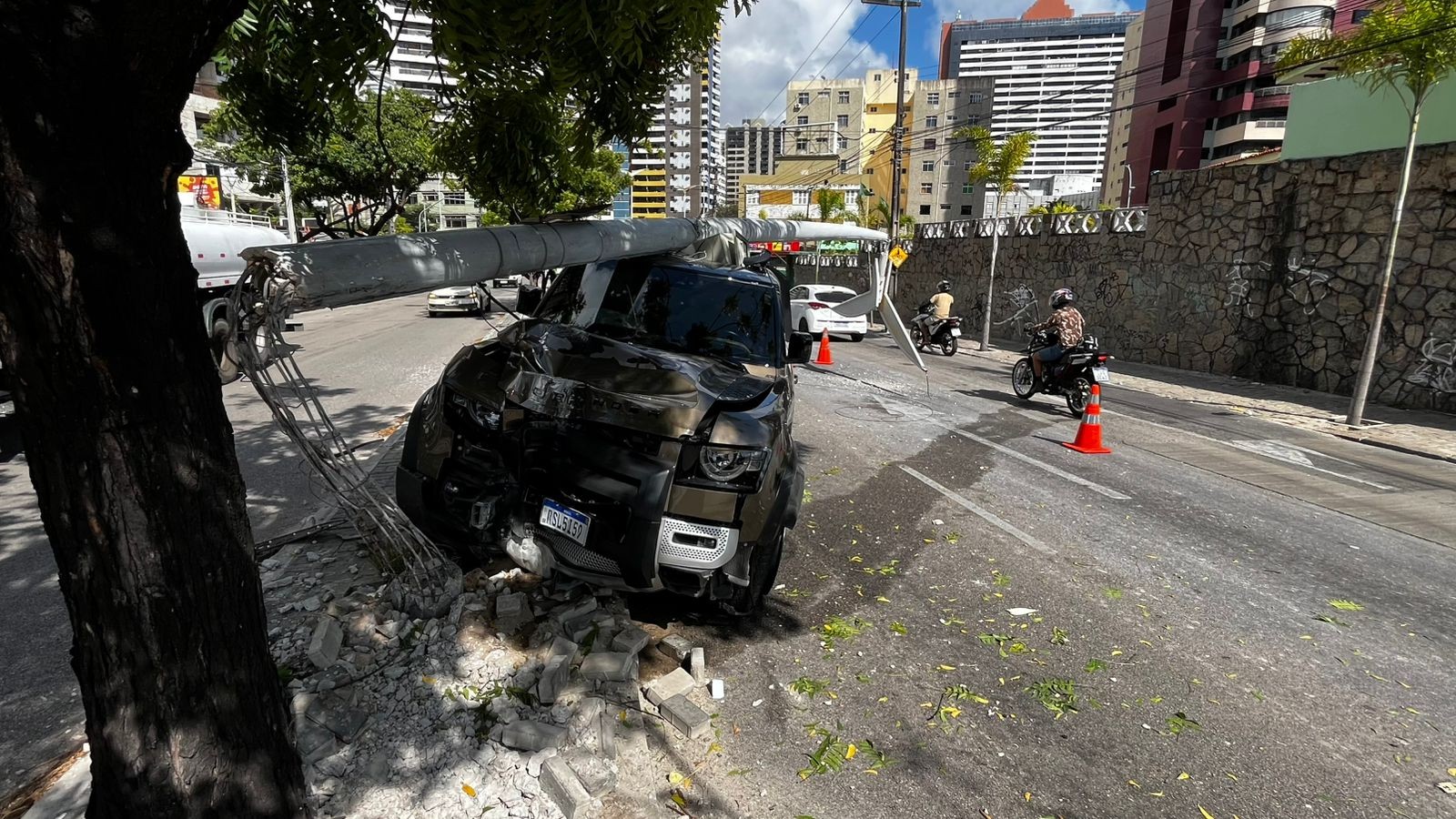 Motorista dirige na contramão, bate em motociclista e derruba poste, em Fortaleza