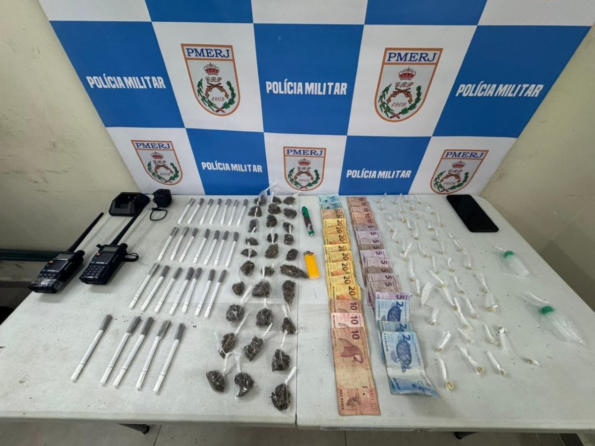 Dois jovens são presos com drogas em Volta Redonda