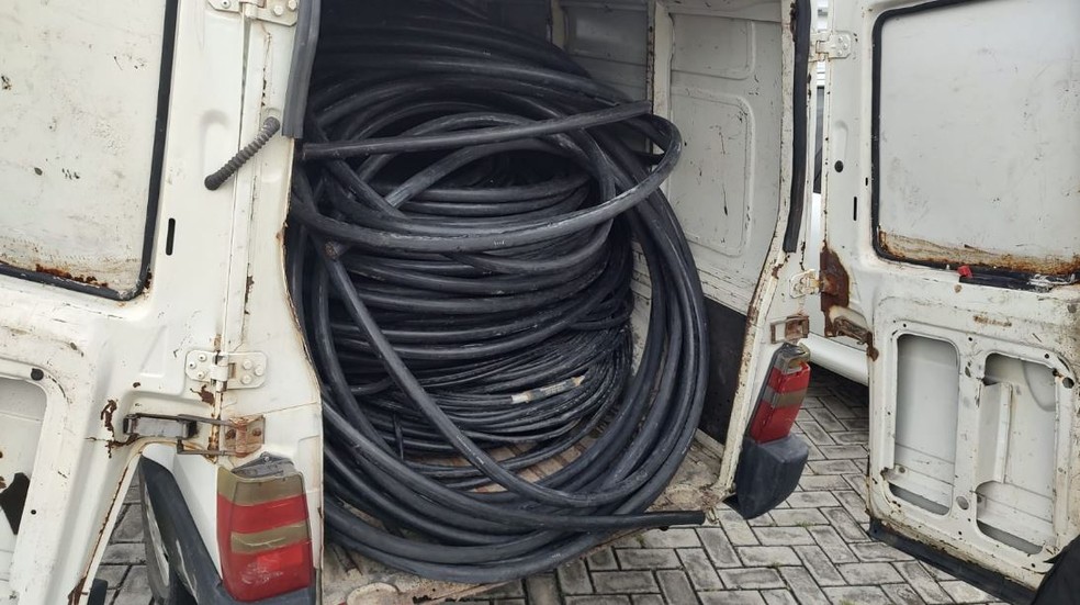 Com os suspeitos, além de 778 metros de fios furtados, os policiais militares apreenderam dois veículos e equipamentos de proteção. — Foto: SSPDS