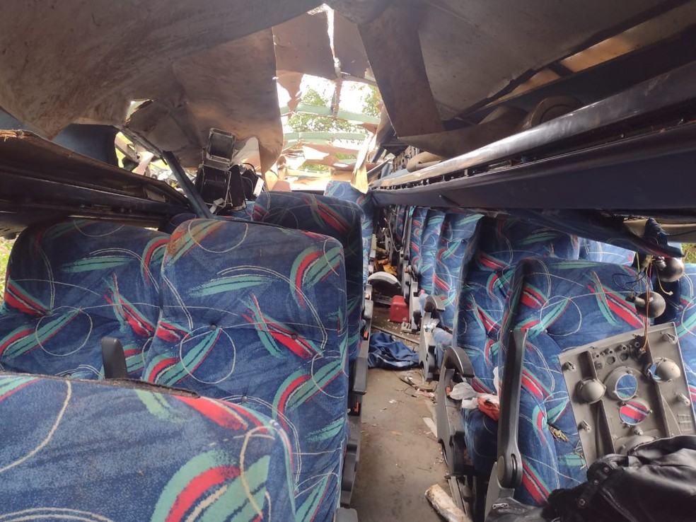 Interior do ônibus que caiu na ribanceira em Sapopema — Foto: Alceu Nascimento/RPC