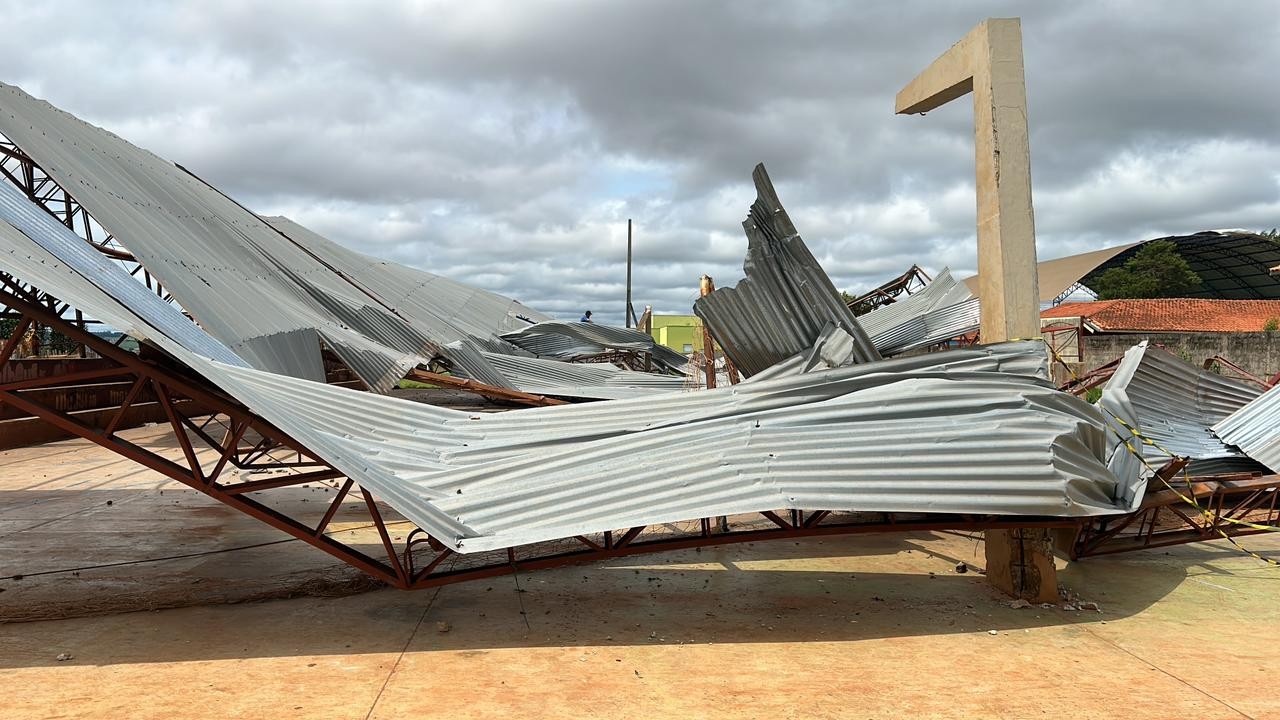 Defesa Civil registra ventos de 120 km/h durante temporal que deixou dezenas de casas destelhadas; bairros rurais seguem sem energia