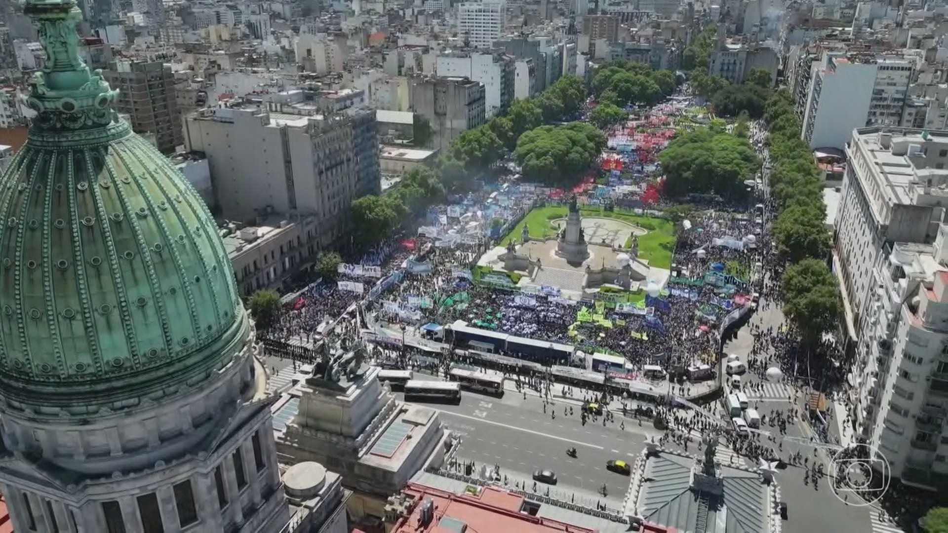 Argentinos fazem greve contra reformas econômicas de Milei