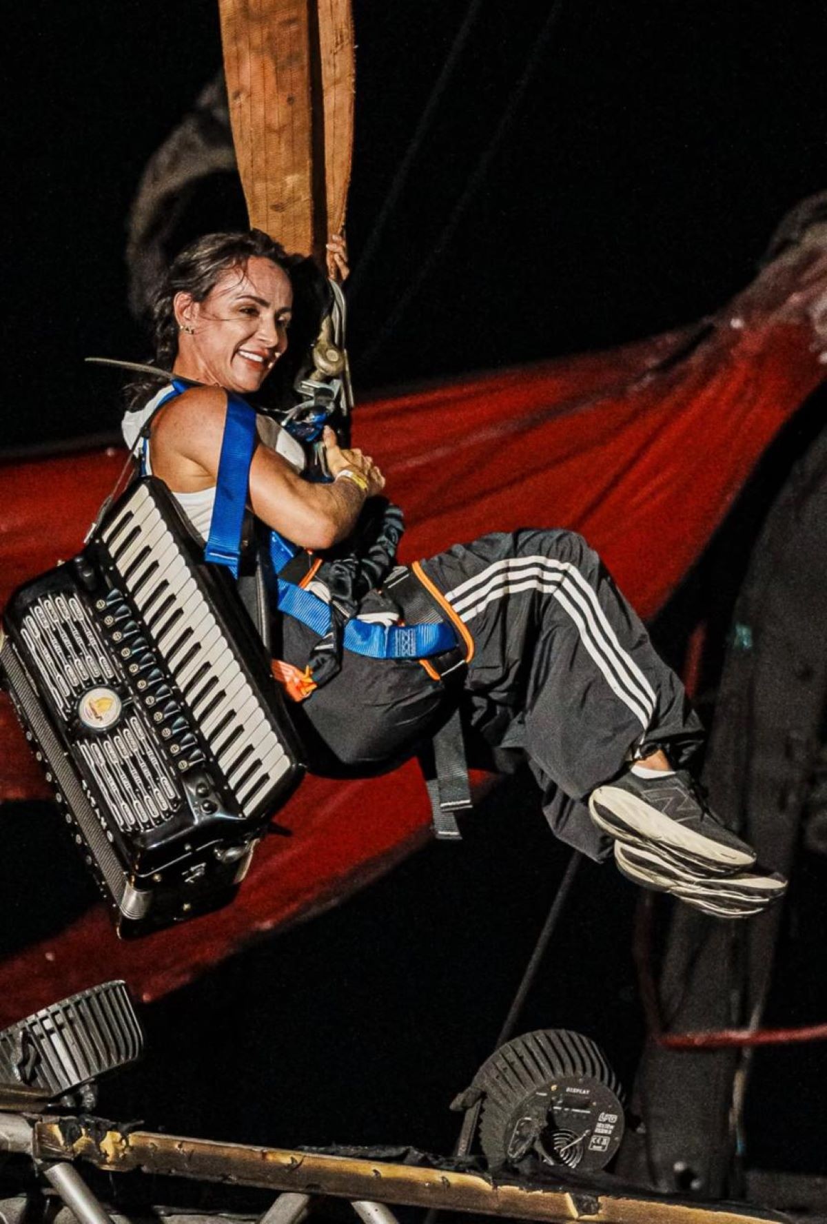 Sanfona é resgatada intacta em meio aos destroços do circo de Tirullipa e emociona artistas; veja