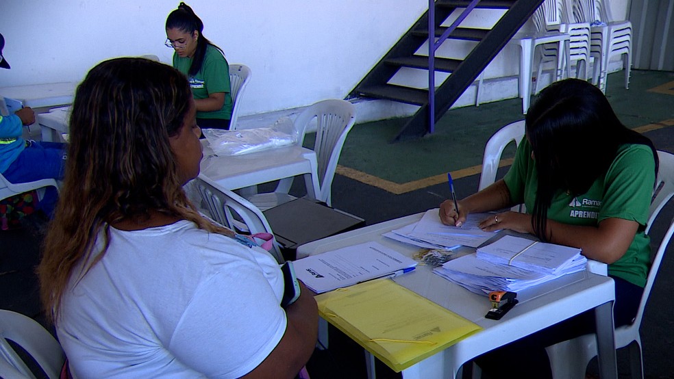 Entrega de documentação para contratação em nova empresa de lixo de Aracaju. — Foto: Reprodução/TV Sergipe