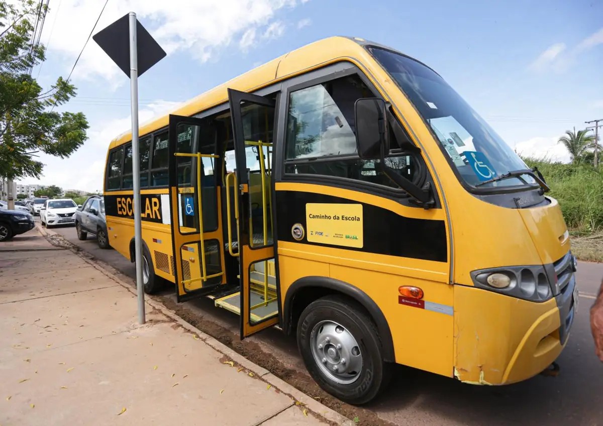 Licitação de R$ 76 milhões para transporte escolar de Teresina é suspensa pelo TCE