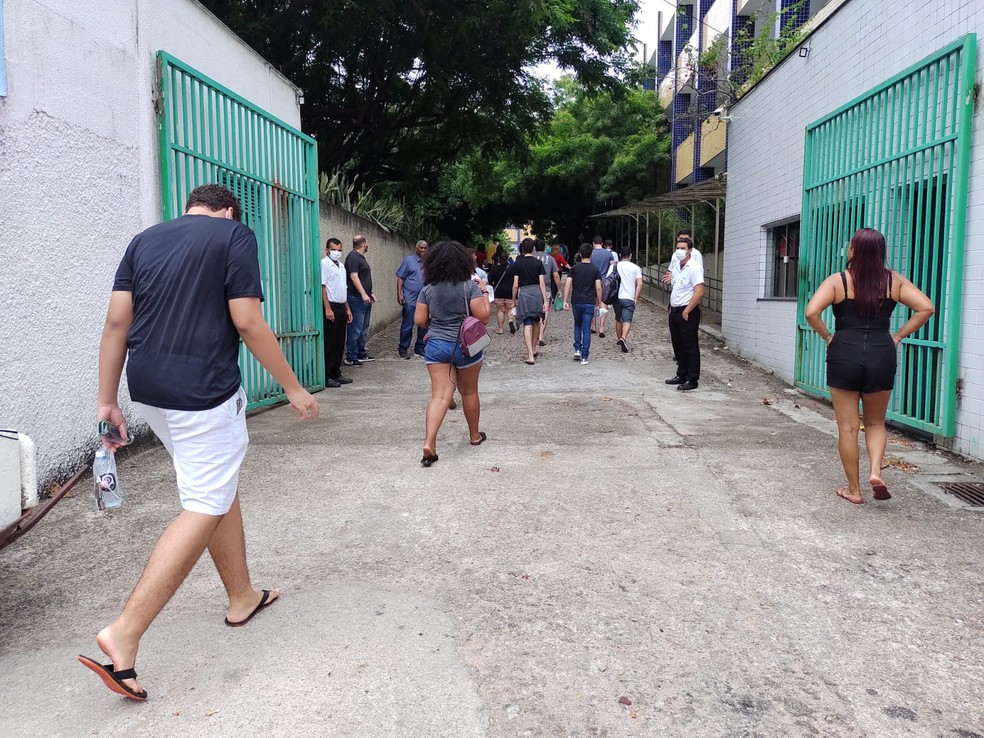 Natal: Estudantes entram no IFRN Central para provas do Enem, neste domingo (13) — Foto: Lucas Cortez/Inter TV Cabugi