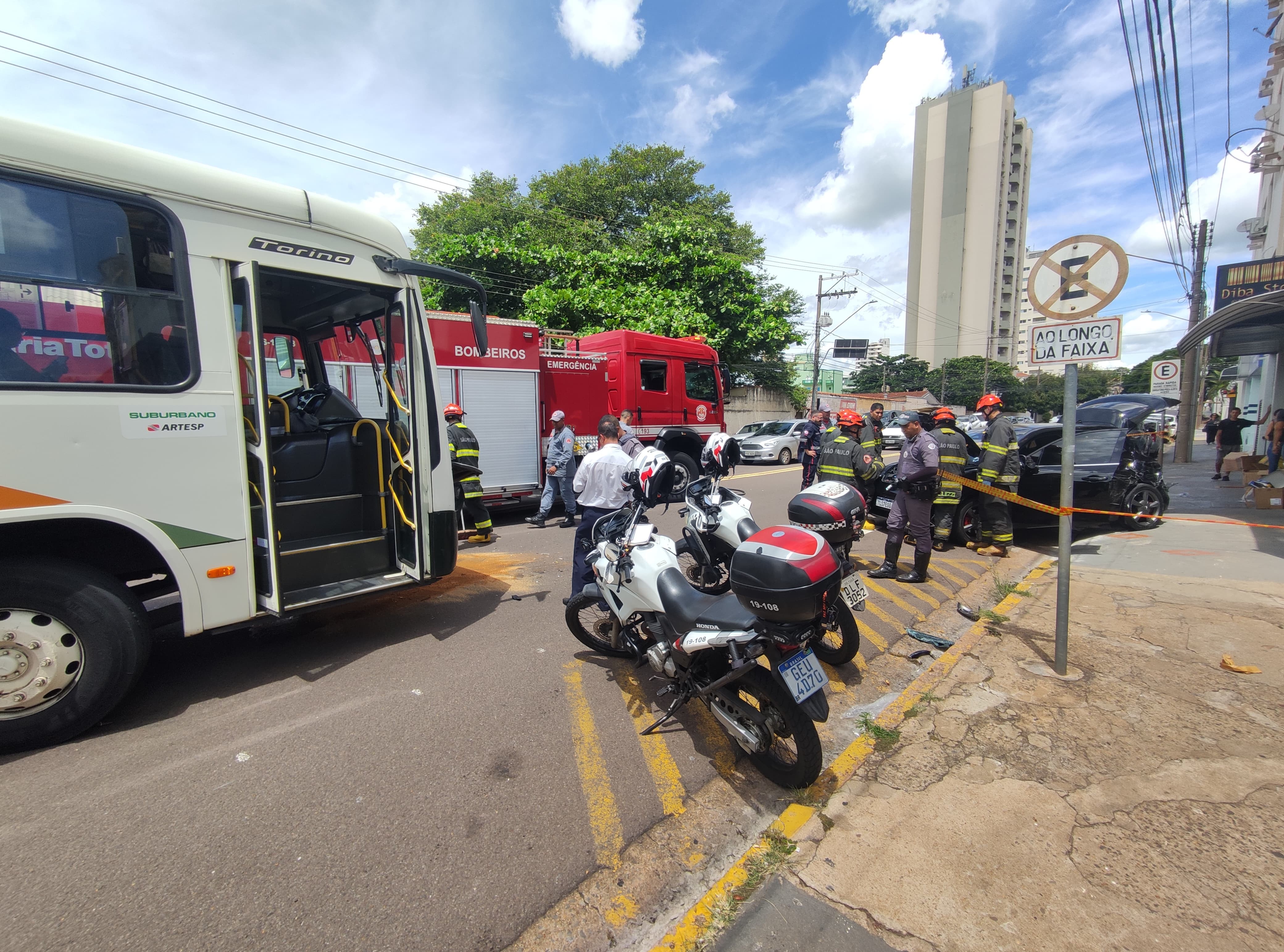 Acidente de trânsito envolve ônibus intermunicipal e carro na Vila Euclides, em Presidente Prudente