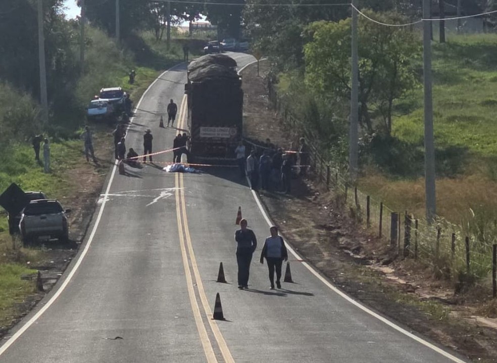1 de 1
Motociclista de 18 anos morreu ap&oacute;s bater na traseira do caminh&atilde;o em It&aacute;polis &mdash; Foto: Tambarussi FM 99/ Reprodu&ccedil;&atilde;o