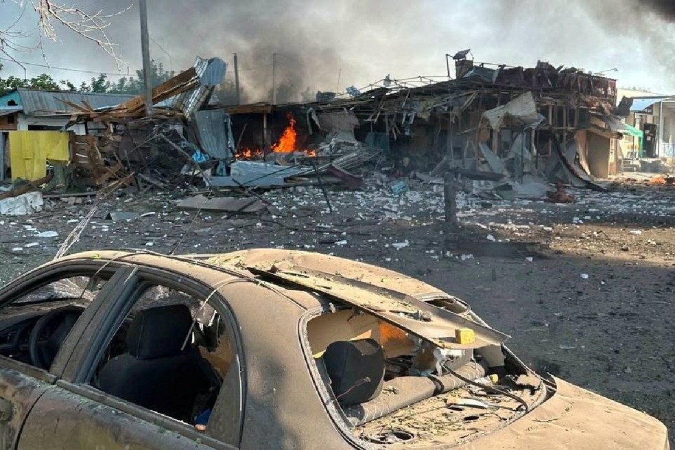 Um prédio em chamas após ataques de drones russos na cidade de Pechenihy — Foto: Serviço de imprensa do Serviço Estatal de Emergência da Ucrânia na região de Kharkiv /Divulgação via REUTERS