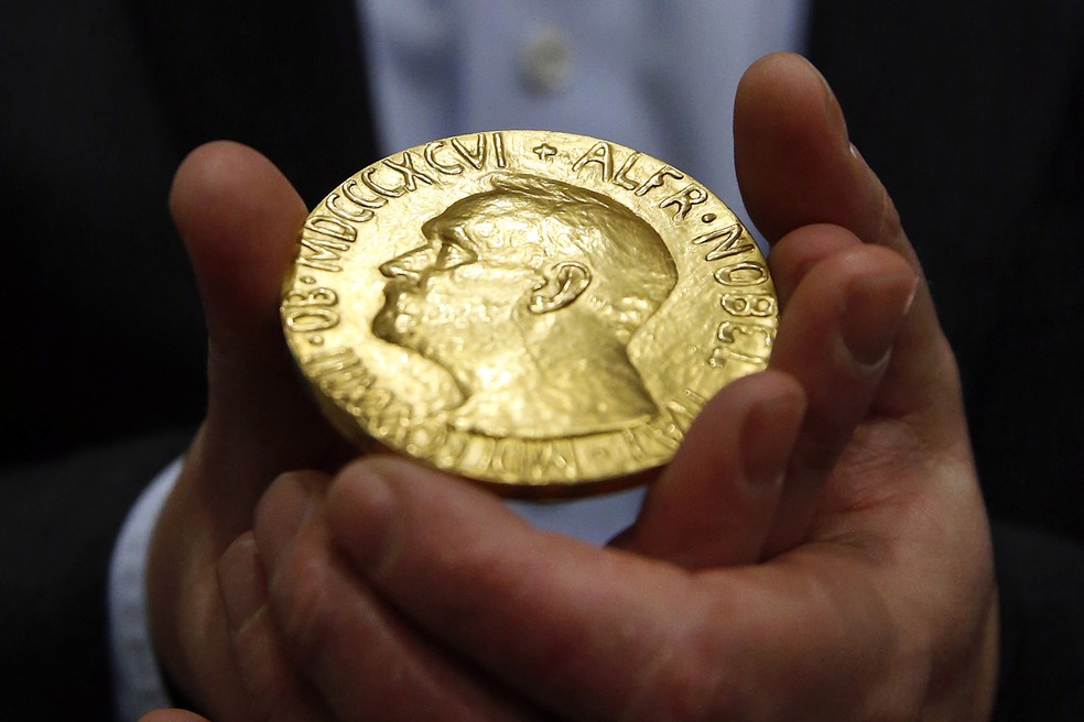 Moeda concedida aos vencedores do prêmio Nobel da Paz — Foto: Patrick Semansky/AP