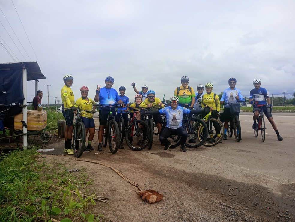Grupo recebe apoio no caminho de outros ciclistas — Foto: Divulgação
