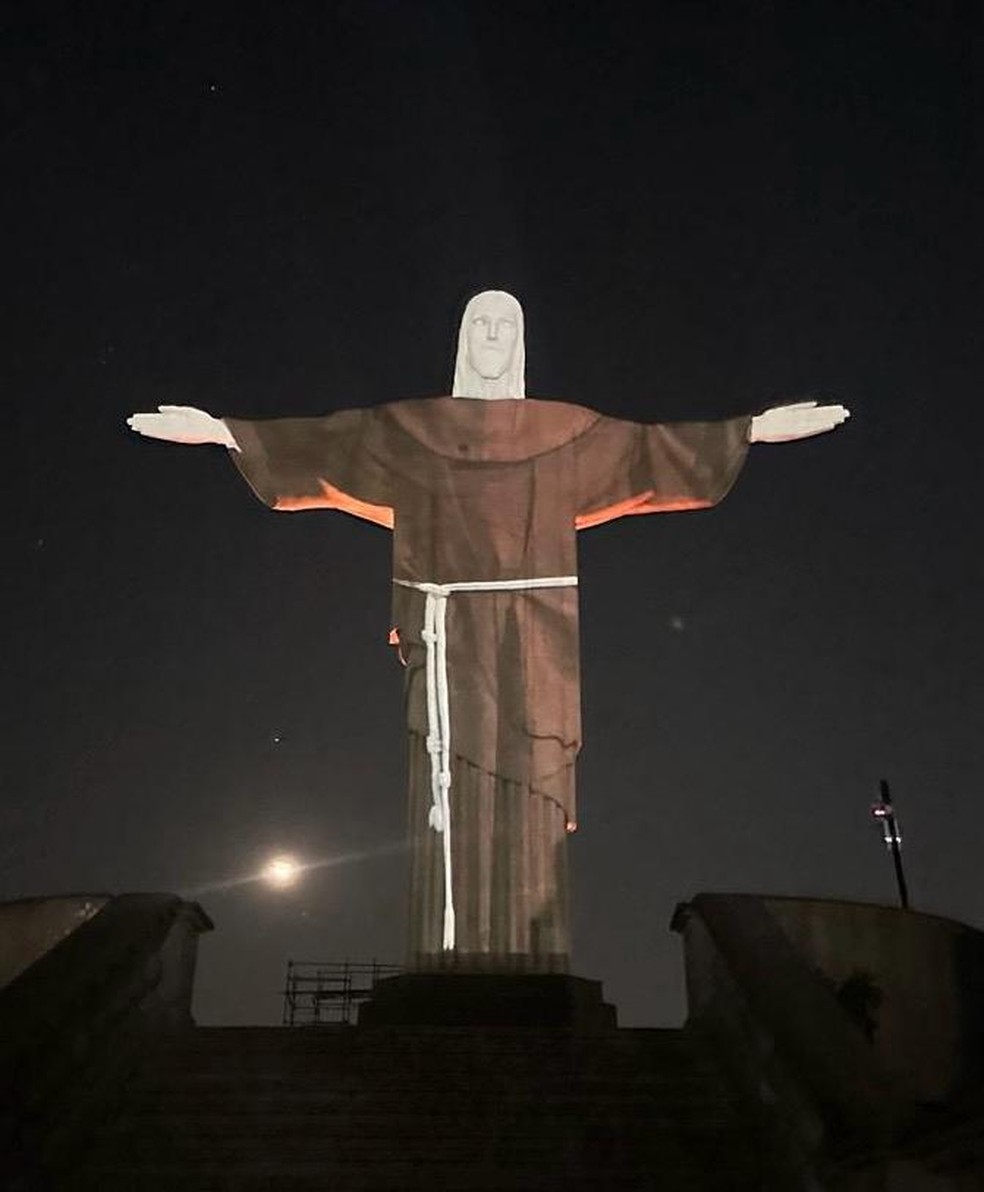 Cristo Redentor é iluminado com as roupas franciscanas de Frei Galvão, 1° santo brasileiro — Foto: Santuário Cristo Redentor/Divulgação