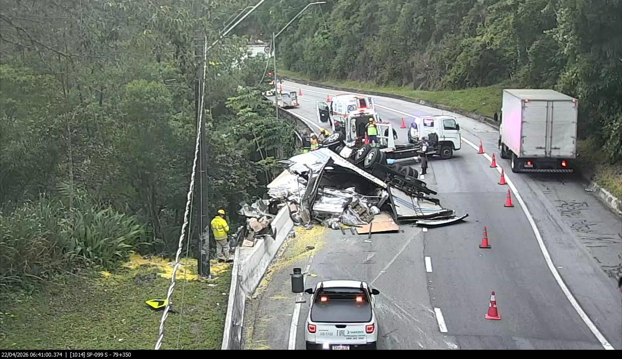 Dois acidentes com caminhões provocam interdições na rodovia dos Tamoios, em Paraibuna