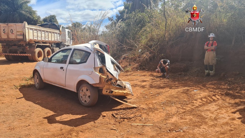 Carro após acidente na DF-326 — Foto: Divulgação/CBMDF