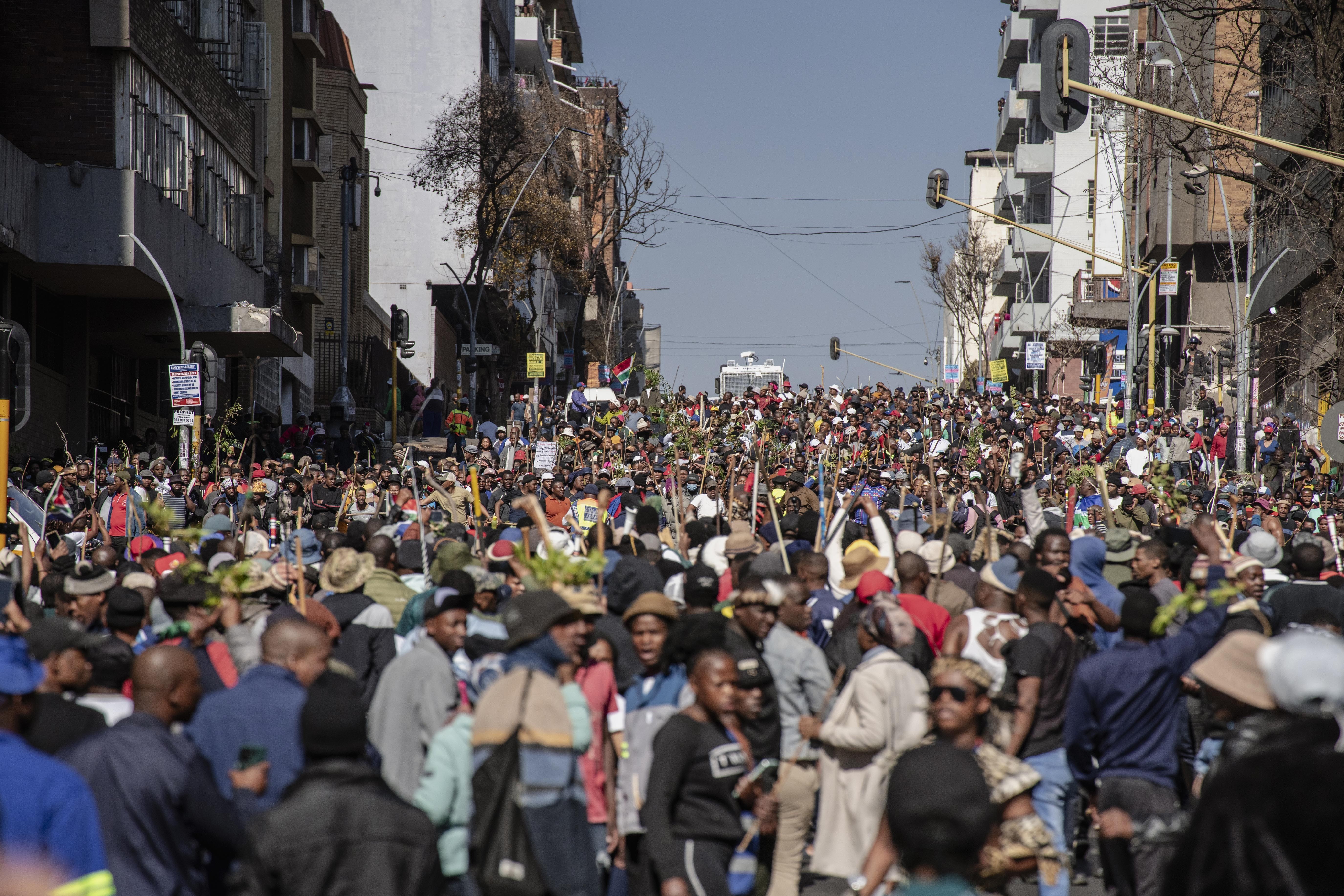 África do Sul tem protestos contra imigrantes após milhares fugirem da violência