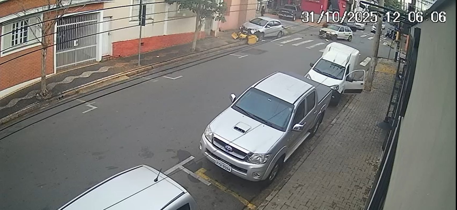 VÍDEO: motociclista dos Correios fica ferido após acidente com dois carros em Limeira