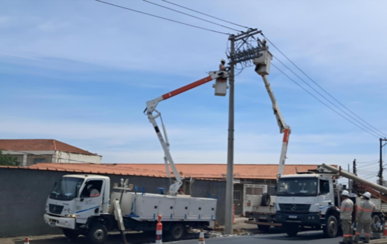 Motoristas que batem em poste de energia podem pagar de R$ 3 mil a R$ 14 mil por substituição