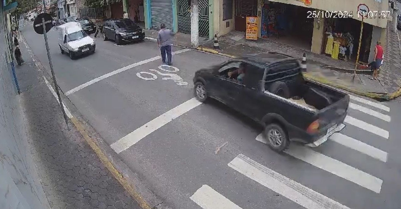 VÍDEO: Motorista entra na contramão e atropela homem que atravessava a rua em Santa Isabel