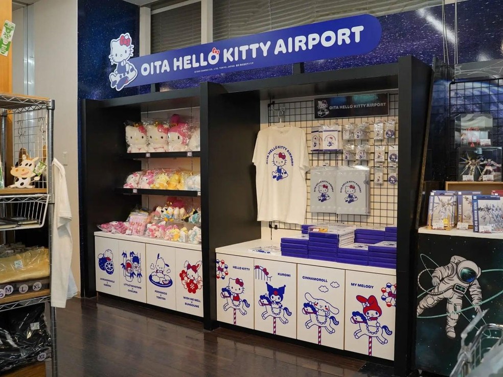 Recepção, guichês e até as etiquetas de bagagem distribuídas aos passageiros têm estampas da Hello Kitty — Foto: Sanrio Entertainment Co.