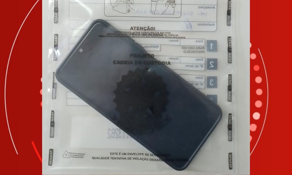 Policiais apreenderam o celular do professor, onde foram encontradas imagens e vídeos com conteúdo de pornografia infantil — Foto: PC-BA