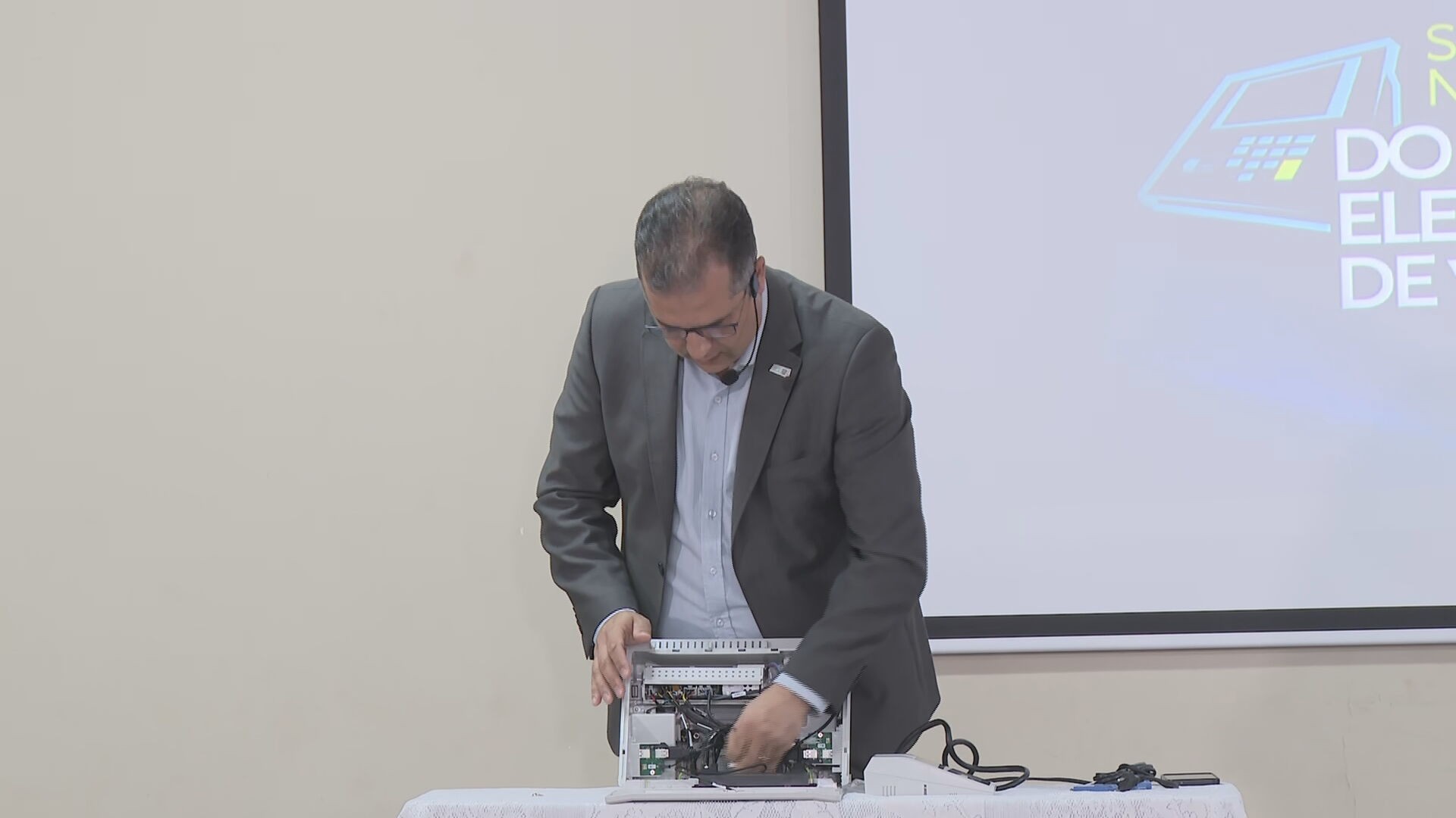 TSE abre urna eletrônica e apresenta sistema de votação a estudantes do ensino médio do DF