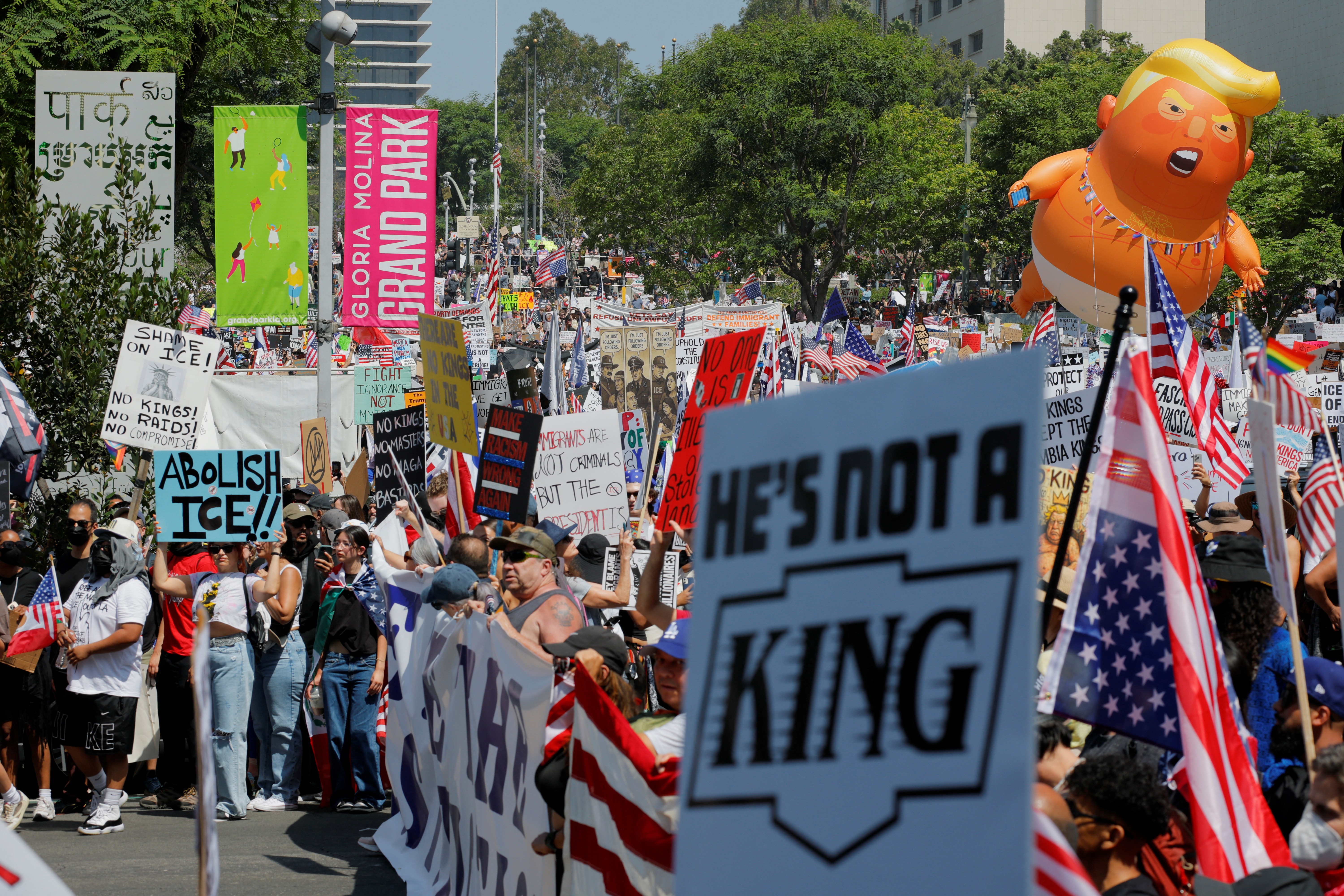 Milhares protestam nos EUA no dia do aniversário de Trump
