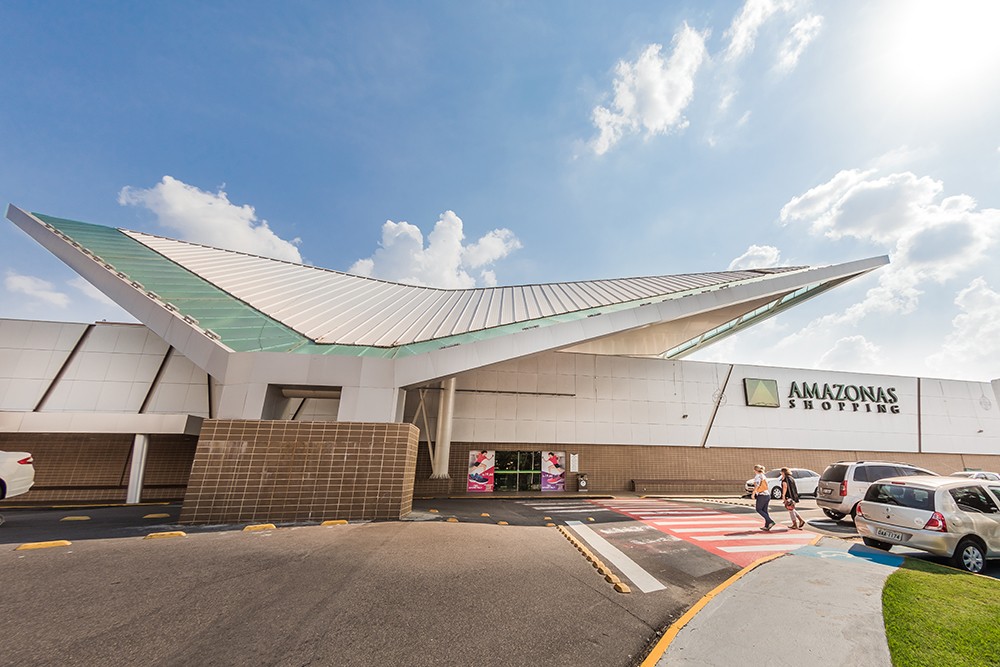 Homens armados invadem shopping e assaltam joalheria em Manaus