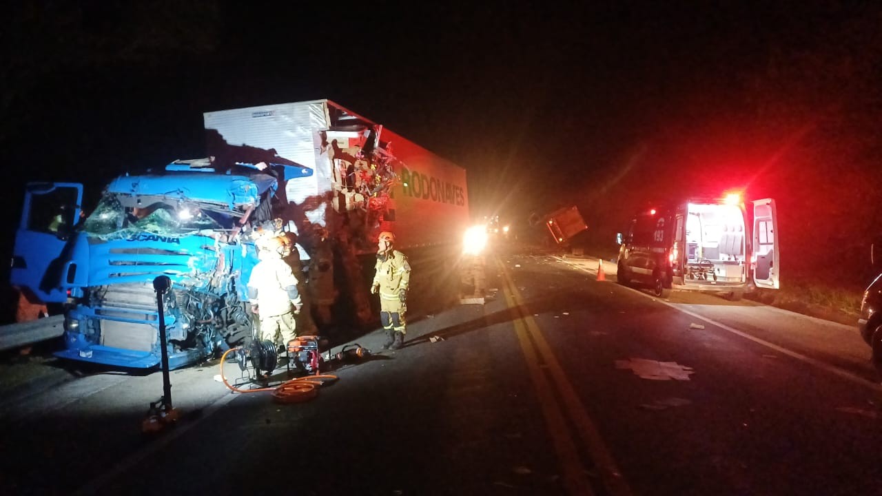 Acidente entre dois caminhões deixa motorista gravemente ferido na BR-393, em Paraíba do Sul