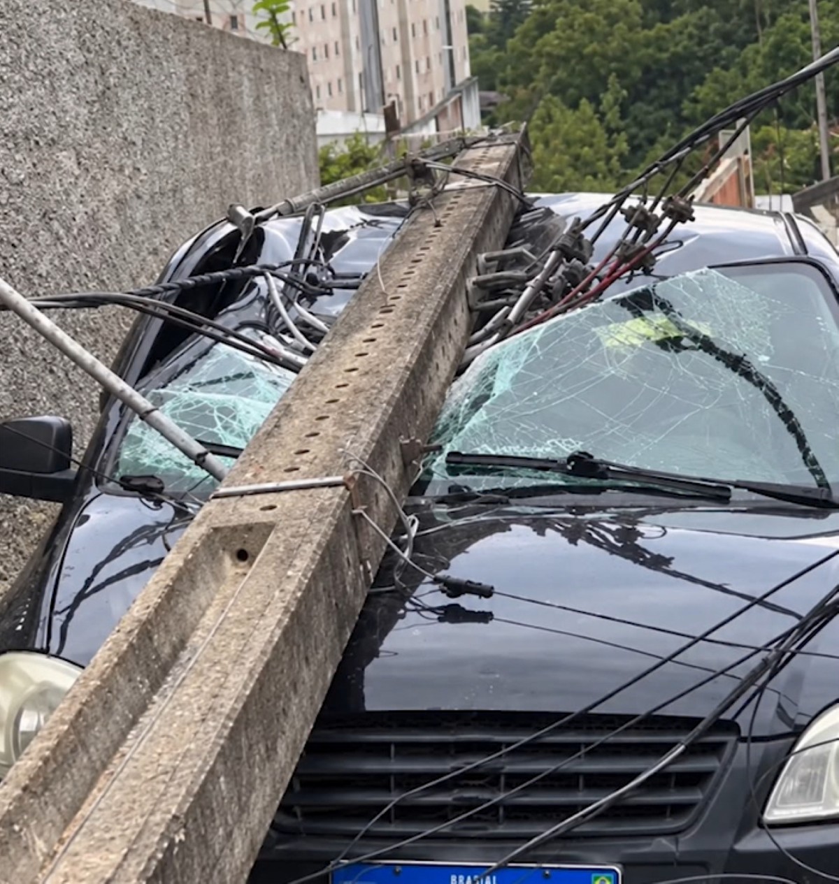 Acidente de ônibus em Juiz de Fora: poste cai sobre carro no Grama | G1