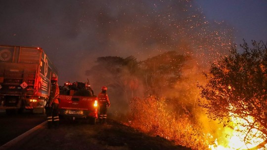 Brigadistas combatem focos de incêndios no período noturno em 6 regiões do Pantanal de MS - Foto: (Álvaro Rezende/Governo de MS)