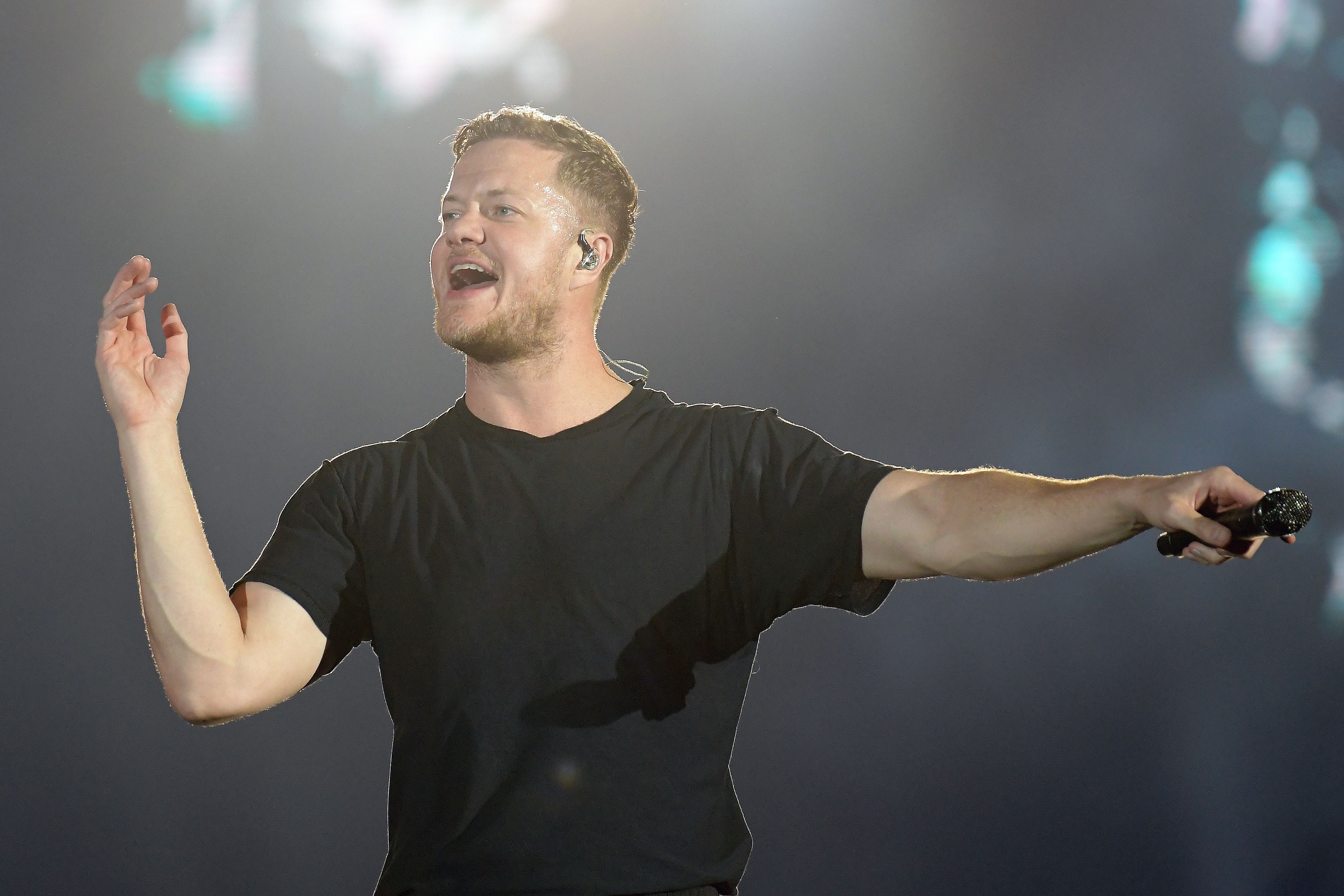 Xixi antecipado, pouca água e lanche: fãs do Imagine Dragons acampam perto de palco 4 horas antes de show 