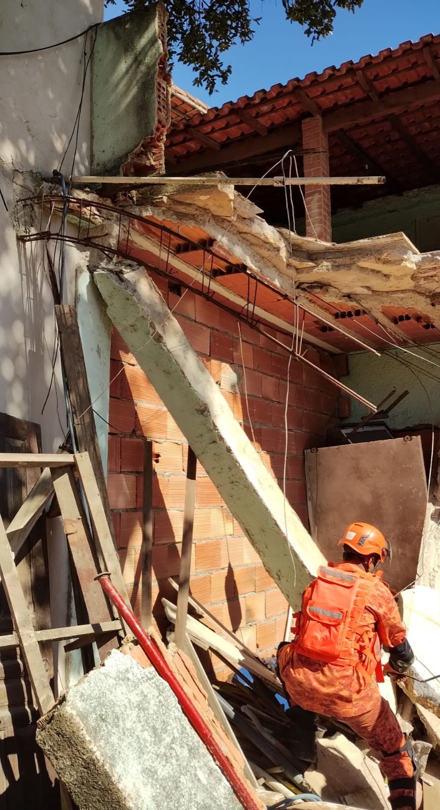 Homem morre e outro fica ferido em desabamento de casa em Pedra de Guaratiba, Zona Oeste do Rio