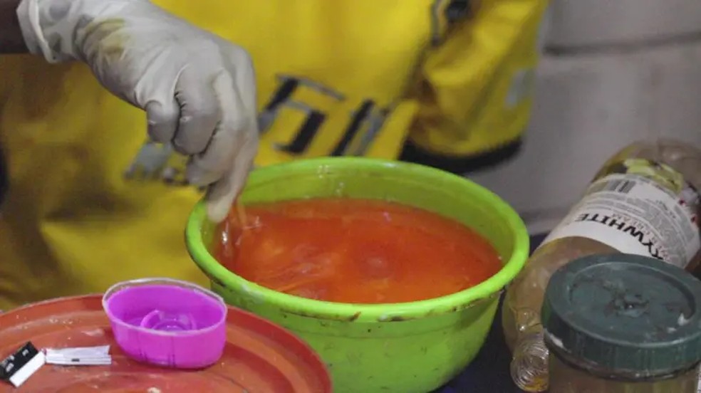 Vendedores em mercado usam substâncias poderosas para misturar cremes clareadores de pele — adaptando-os a pedido dos clientes — Foto: BBC