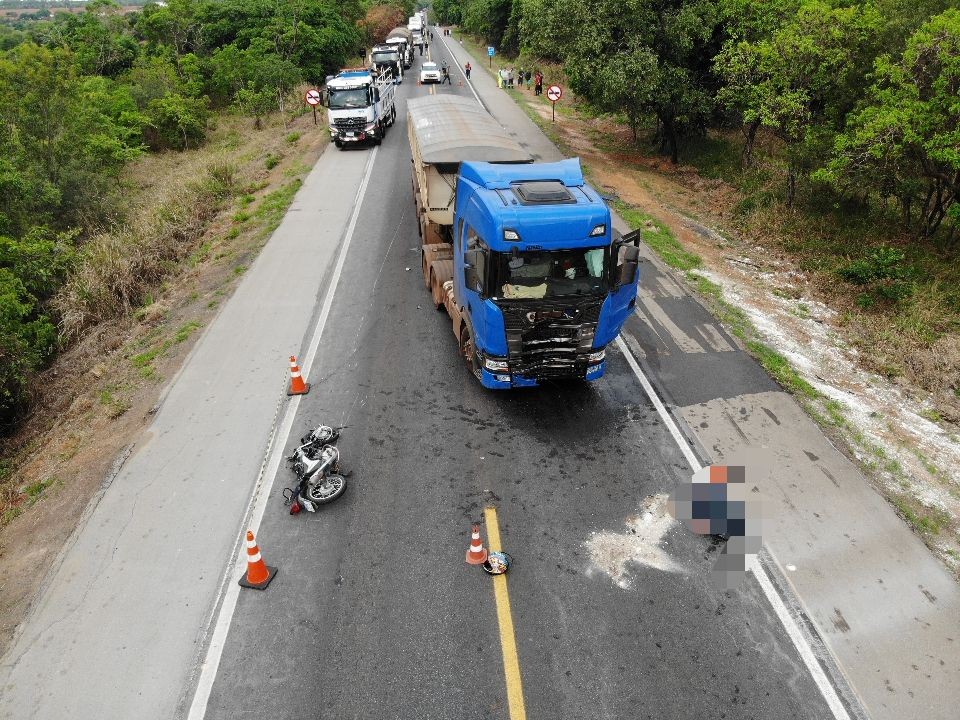 Motociclista morre ao bater de frente com caminhão na BR-262 em MG