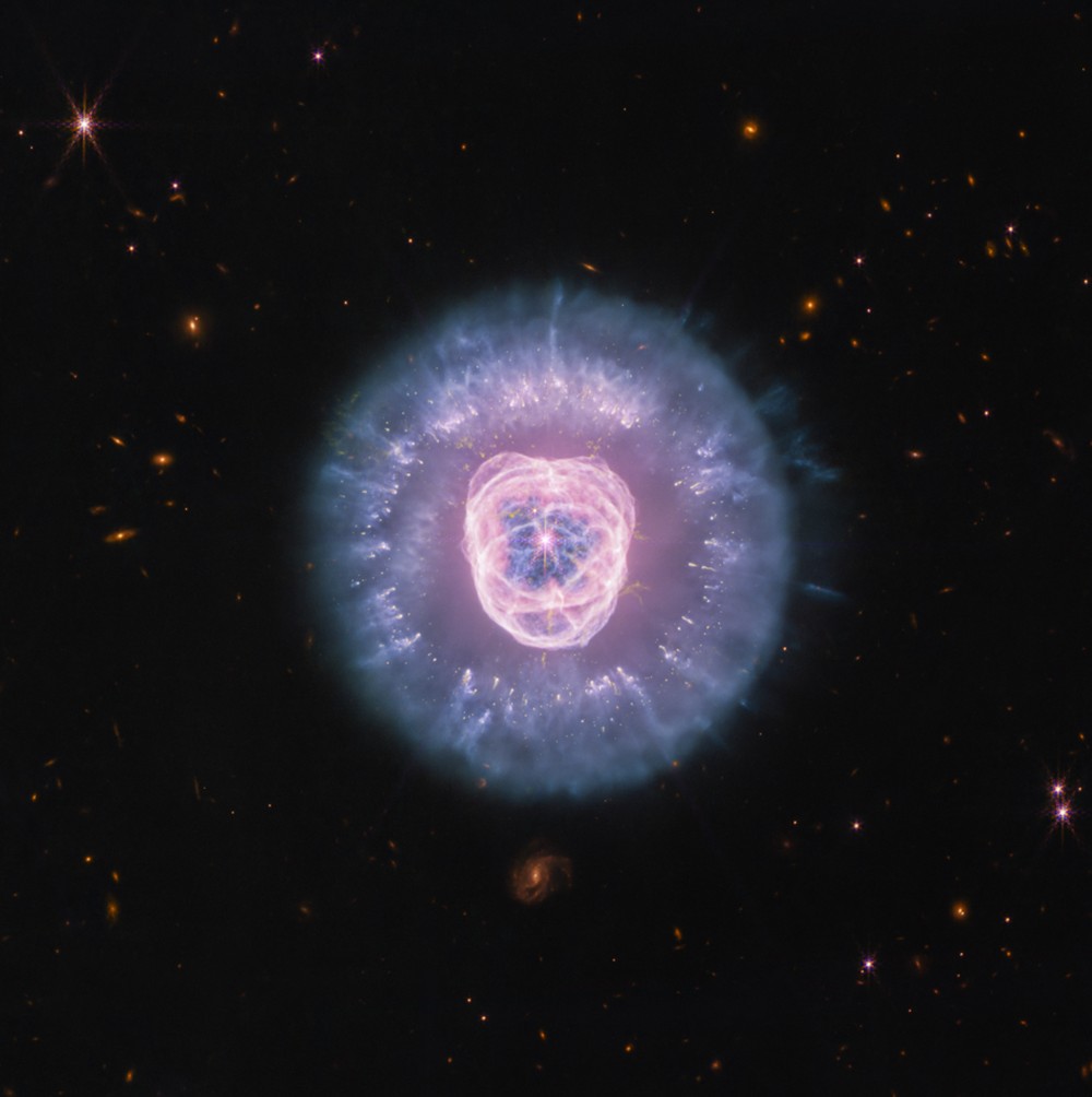 Telescópio James Webb captura imagens detalhadas da Nebulosa do Leão em infravermelho