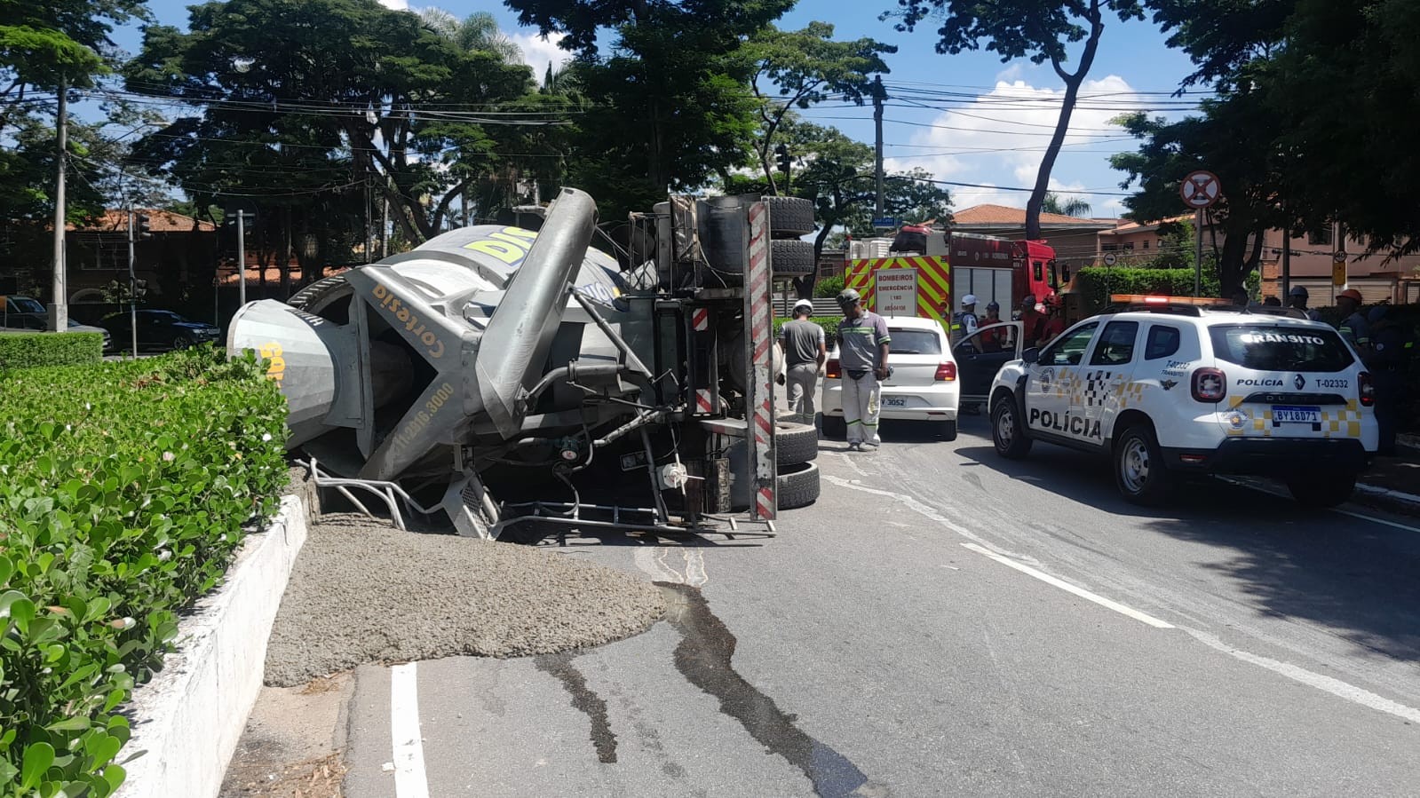 Caminhão betoneira tomba na alça de acesso da Marginal do Pinheiros à Ponte Cidade Jardim, na Zona Oeste de SP