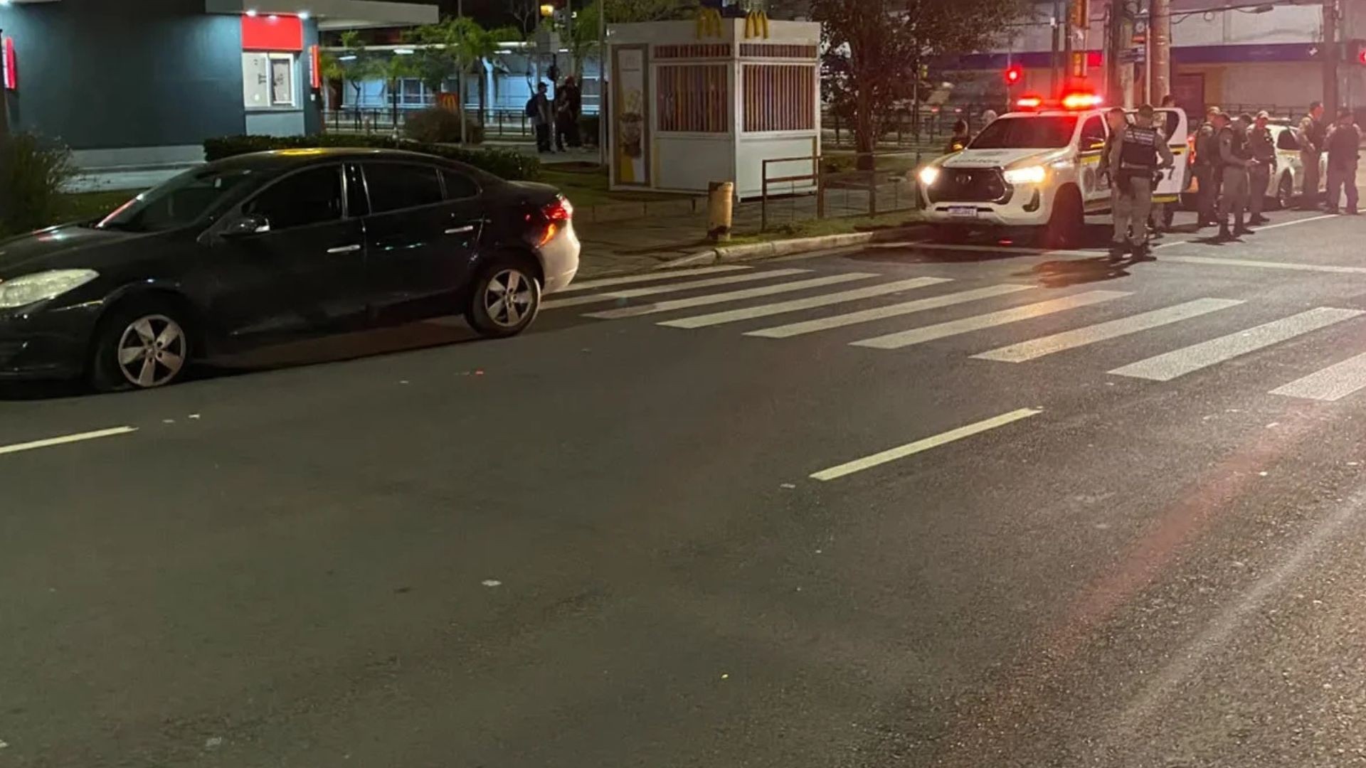 Polícia atira em pneu de carro para parar dupla que fugiu de blitz em Porto Alegre