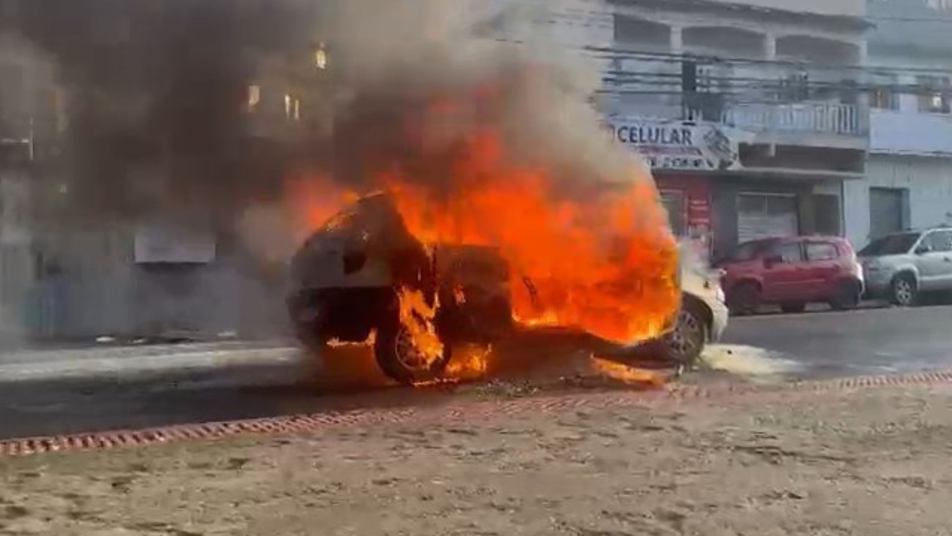 Carro pega fogo e mãe e filha de 2 anos escapam ilesas em rua de Vila Velha
