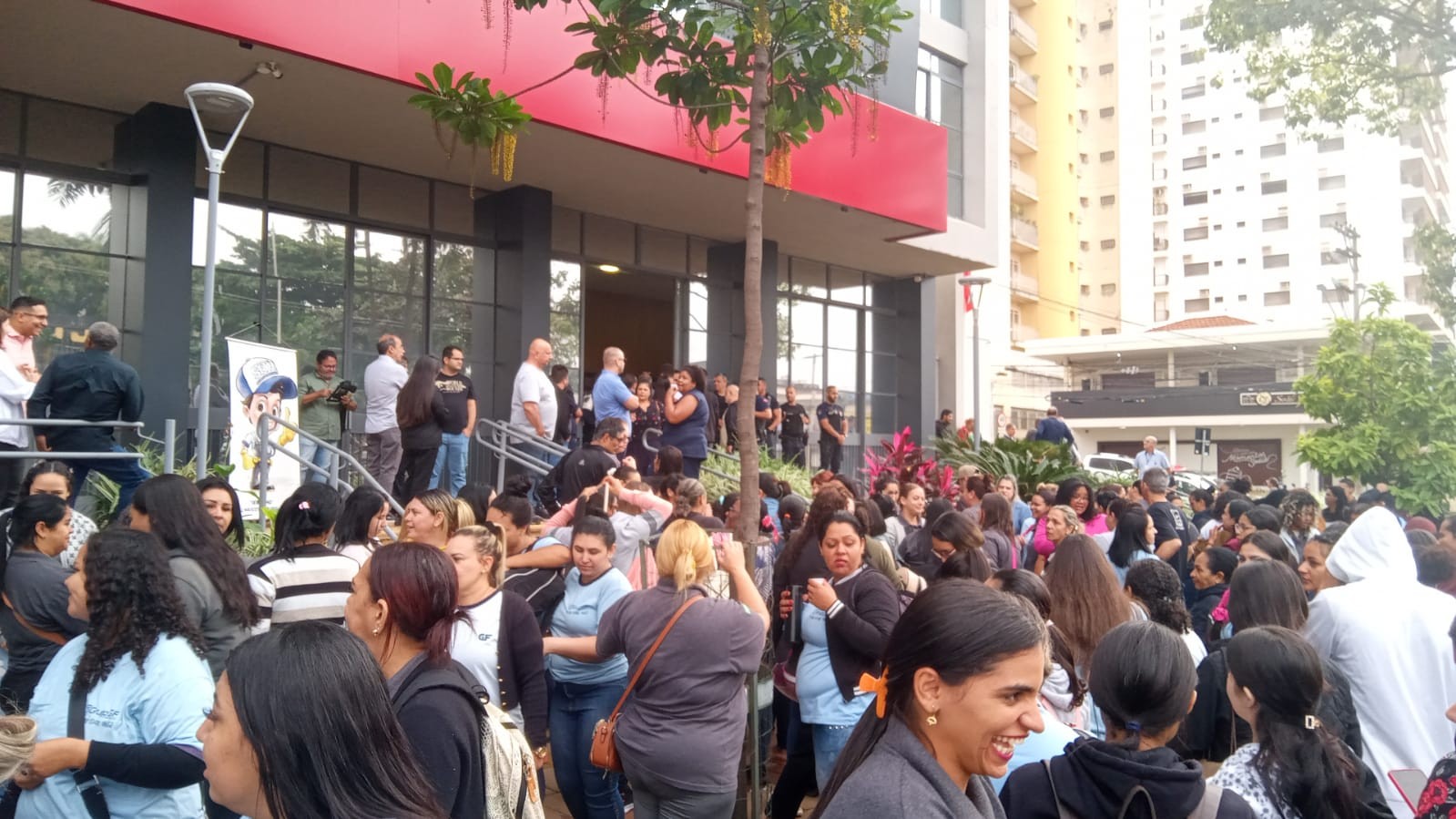 Creches dispensam alunos das aulas após paralisação dos funcionários terceirizados em Rio Preto