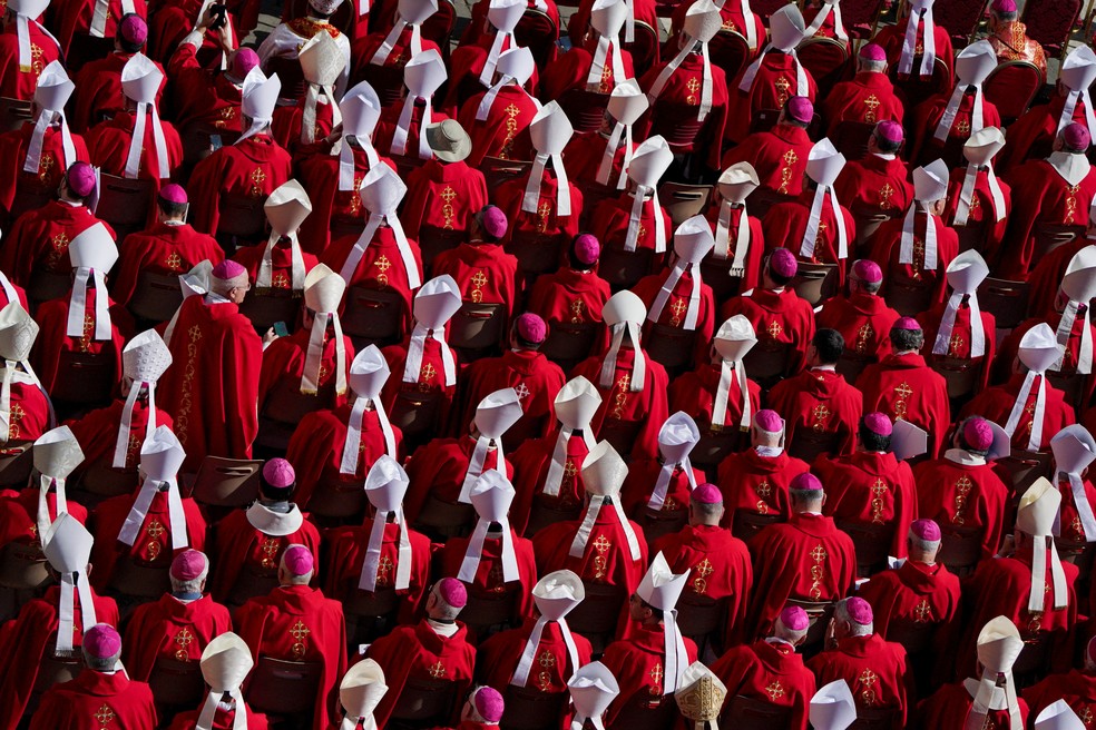Cardeais em missa de funeral do papa Francisco — Foto: REUTERS/Nathan Howard